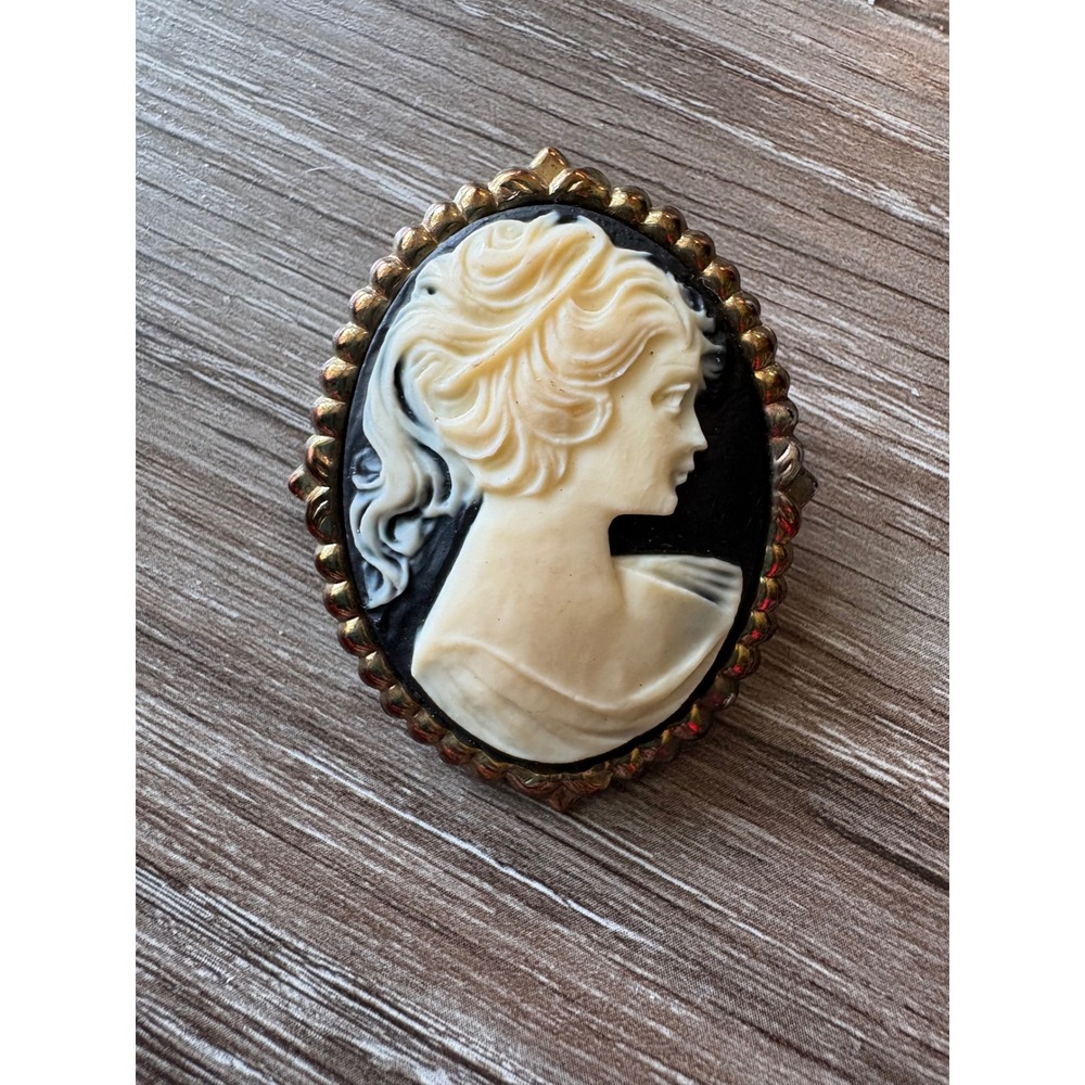 Vintage Style Black and White Cameo Brooch Gold Tone Scalloped Frame Oval Pin